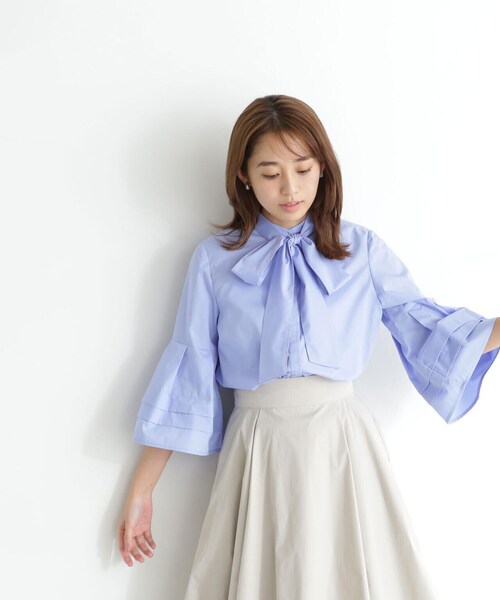 NATURAL BEAUTY BASIC(ナチュラルビューティーベーシック)の「◇フレアカフスリボンボウブラウス(シャツ/ブラウス・レディース・ブルー/オフホワイト/チャコールグレー・MEDIUM/SMALL)」の3枚目の写真