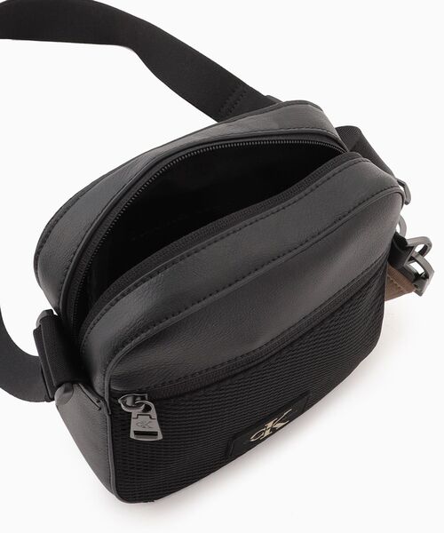 Calvin Klein（カルバン・クライン）の「タグスクエア カメラバッグ（ショルダーバッグ・メンズ・ブラック・FREE）」の4枚目の写真