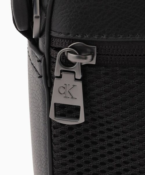 Calvin Klein（カルバン・クライン）の「タグスクエア カメラバッグ（ショルダーバッグ・メンズ・ブラック・FREE）」の6枚目の写真