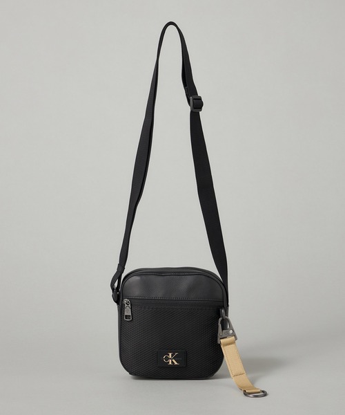   jeans DH3240 ブラックショルダーバッグ Calvin Klein（カルバン・クライン）の「タグスクエア カメラバッグ