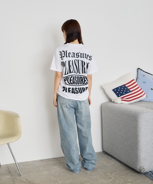 [Pleasures] プレジャーズ Tシャツ T-Shirt (送料関税込み) PLEASURES tシャツ PLEASURES/プレジャーズ Badge Tee 半袖T