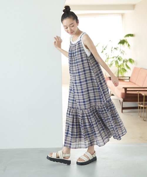 earth music&ecology（アースミュージックアンドエコロジー）の「マドラスチェックキャミワンピース（ワンピース・レディース・ネイビー/イエロー・FREE）」の2枚目の写真