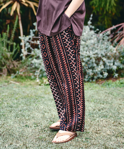 EDIFICE(エディフィス)の「バティック パターン1タック イージーパンツ(スラックス・メンズ・チャコールグレー/ブラック/ブラウン/グリーン/ネイビー・SMALL/MEDIUM/LARGE)」の22枚目の写真