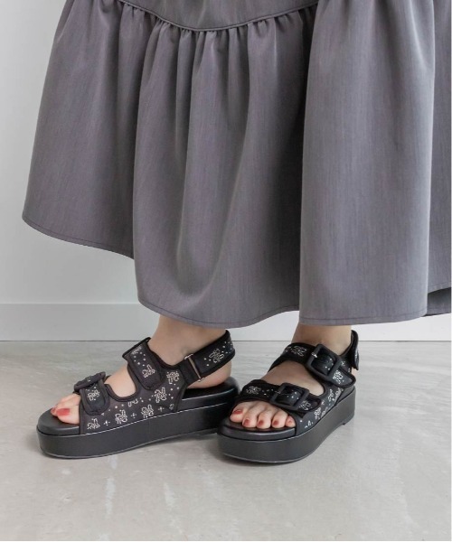 RANDA(ランダ)の「ホットフィックスモノグラムサンダル(サンダル・レディース・ホワイト/ブラック・S/M/L/LL)」の3枚目の写真