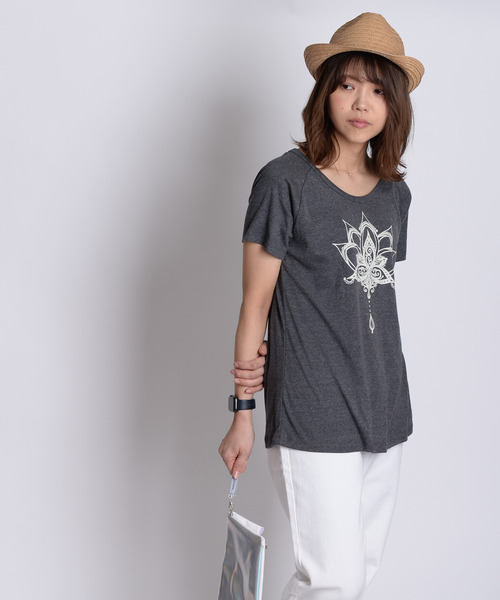 MARAI（マーライ）の「【MARAI】ロータスロゴ半袖Tシャツ（Tシャツ/カットソー・レディース・カーキ系/マスタード/ピンク/ブルー/ブラック/レッド・FREE）」の7枚目の写真