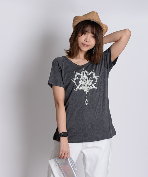 MARAI（マーライ）の「【MARAI】ロータスロゴ半袖Tシャツ（Tシャツ/カットソー・レディース・カーキ系/マスタード/ピンク/ブルー/ブラック/レッド・FREE）」の8枚目の写真