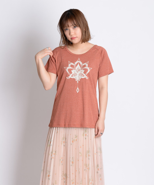 MARAI（マーライ）の「【MARAI】ロータスロゴ半袖Tシャツ（Tシャツ/カットソー・レディース・カーキ系/マスタード/ピンク/ブルー/ブラック/レッド・FREE）」の9枚目の写真