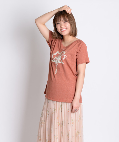 MARAI（マーライ）の「【MARAI】ロータスロゴ半袖Tシャツ（Tシャツ/カットソー・レディース・カーキ系/マスタード/ピンク/ブルー/ブラック/レッド・FREE）」の10枚目の写真