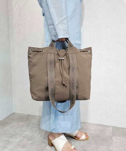 Ungrid（アングリッド）の「【Ungrid/アングリッド】撥水.軽量ソフトナイロン　ロゴテープ 牛革ハンドル　2WAY 巾着トートバッグ（トートバッグ・レディース・オレンジ/ピンク/ベージュ系その他/カーキ/グレイッシュベージュ/アイボリー/ブラック/マスタード/ブルー系その他/ミント/ホワイト×ブラック/ブラック×ホワイト・FREE）」の5枚目の写真