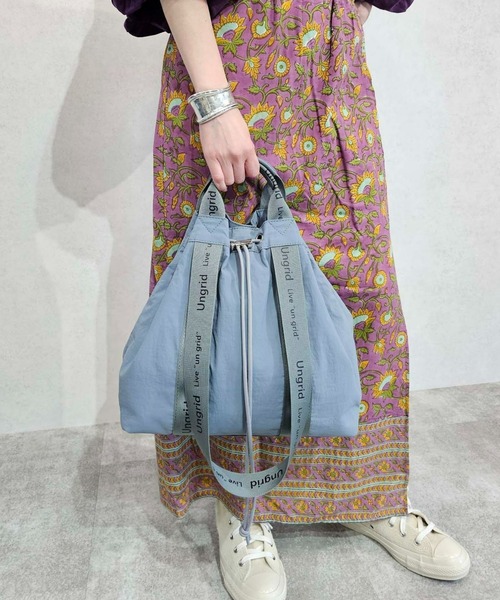 Ungrid（アングリッド）の「【Ungrid/アングリッド】撥水.軽量ソフトナイロン　ロゴテープ 牛革ハンドル　2WAY 巾着トートバッグ（トートバッグ・レディース・オレンジ/ピンク/ベージュ系その他/カーキ/グレイッシュベージュ/アイボリー/ブラック/マスタード/ブルー系その他/ミント/ホワイト×ブラック/ブラック×ホワイト・FREE）」の9枚目の写真