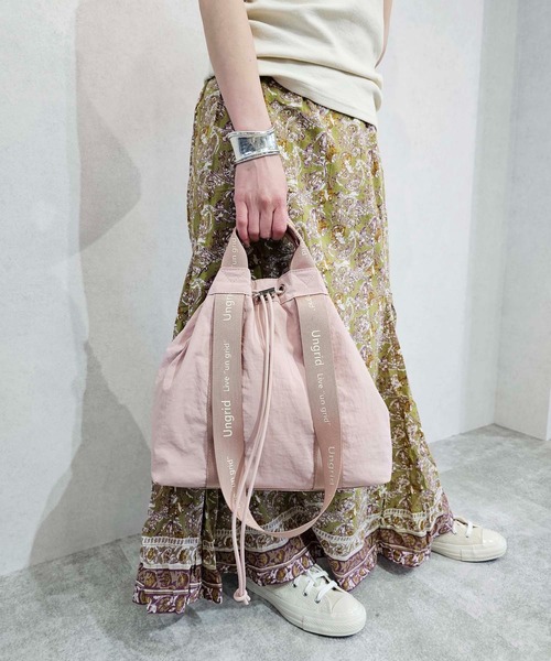 Ungrid（アングリッド）の「【Ungrid/アングリッド】撥水.軽量ソフトナイロン　ロゴテープ 牛革ハンドル　2WAY 巾着トートバッグ（トートバッグ・レディース・オレンジ/ピンク/ベージュ系その他/カーキ/グレイッシュベージュ/アイボリー/ブラック/マスタード/ブルー系その他/ミント/ホワイト×ブラック/ブラック×ホワイト・FREE）」の11枚目の写真