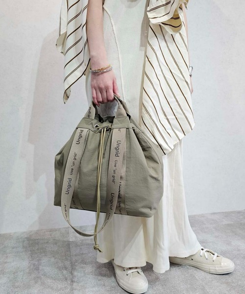 Ungrid（アングリッド）の「【Ungrid/アングリッド】撥水.軽量ソフトナイロン　ロゴテープ 牛革ハンドル　2WAY 巾着トートバッグ（トートバッグ・レディース・オレンジ/ピンク/ベージュ系その他/カーキ/グレイッシュベージュ/アイボリー/ブラック/マスタード/ブルー系その他/ミント/ホワイト×ブラック/ブラック×ホワイト・FREE）」の6枚目の写真