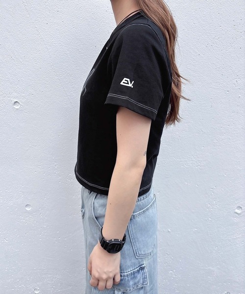 ENVYM(アンビー)の「【wondervisitor×ENVYM】ステッチカラーコンパクトTシャツ(Tシャツ/カットソー・レディース・ブラック/ホワイト/ピンク・FREE)」の11枚目の写真