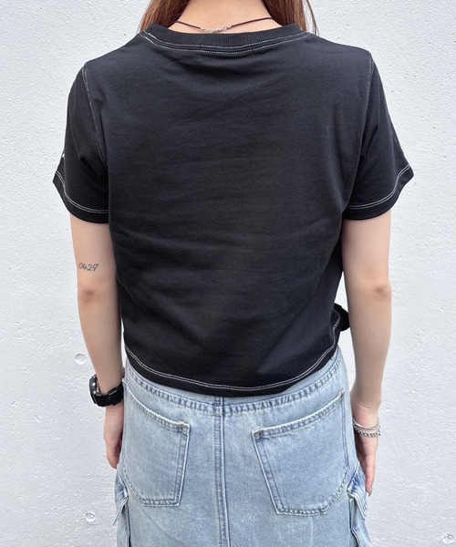 ENVYM(アンビー)の「【wondervisitor×ENVYM】ステッチカラーコンパクトTシャツ(Tシャツ/カットソー・レディース・ブラック/ホワイト/ピンク・FREE)」の10枚目の写真