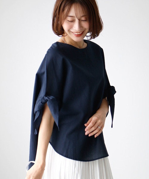 Ehre style(エーレスタイル)の「ONもOFFも 1枚で 主役 袖リボンブラウス(シャツ/ブラウス・レディース・ネイビー/ホワイト/モカ・FREE)」の4枚目の写真