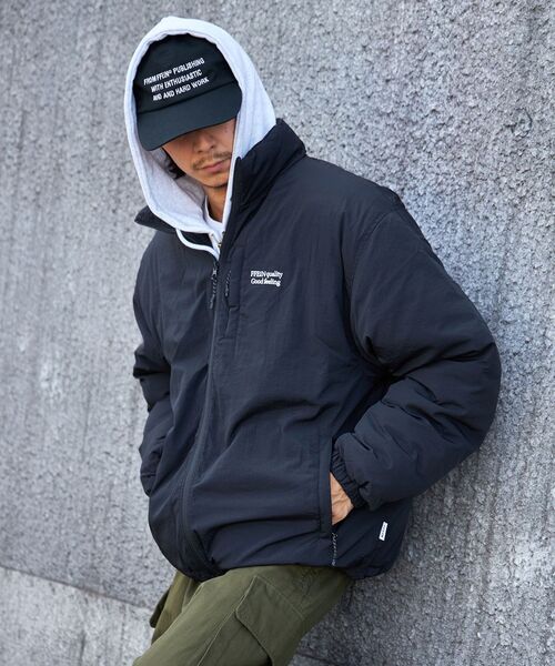 FFEIN（フェイン）の「【FFEIN(フェイン)】刺繍ロゴスタンドネック中綿