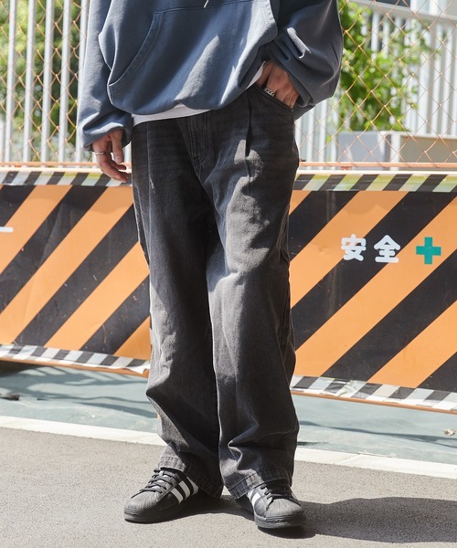 WEGO(ウィゴー)の「WEGO/デニムルーズテーパードパンツ(デニムパンツ・メンズ・グレー/コバルトブルー/ライトインディゴブルー/ブラック・SMALL/LARGE/MEDIUM)」の1枚目の写真