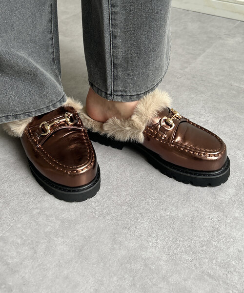 Thevon(ゼボン)の「ファー付きサボ(ブーツ・レディース・ブラック/ブロンズ・M/L)」の12枚目の写真