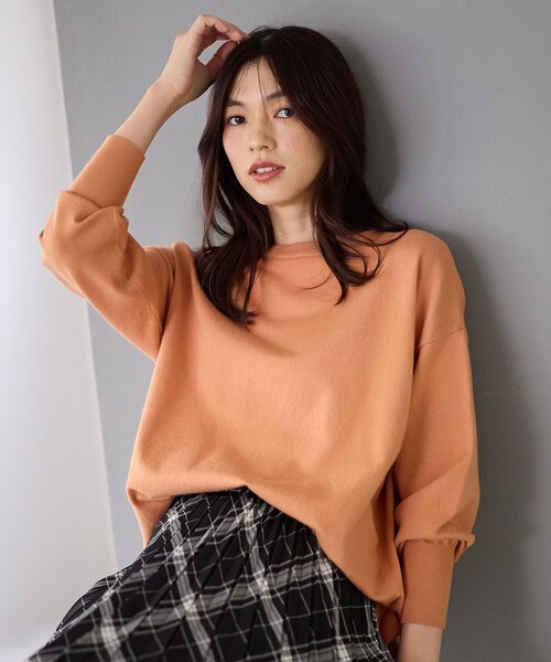 ANY(エニィ)の「【6色展開】ソフトタッチニットプルオーバー(ニット/セーター・レディース・ブラック系/グレー系/ベージュ系/ダークブラウン系/オレンジ系/ピーコックグリーン系・F)」の6枚目の写真
