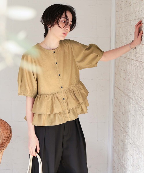 titivate（ティティベイト）の「ペプラムショートランタンスリーブブラウス（シャツ/ブラウス・レディース・ブラック/ライトブルー/ホワイト/ライトイエロー/グレイッシュベージュ/ライトピンク・L/M）」の4枚目の写真