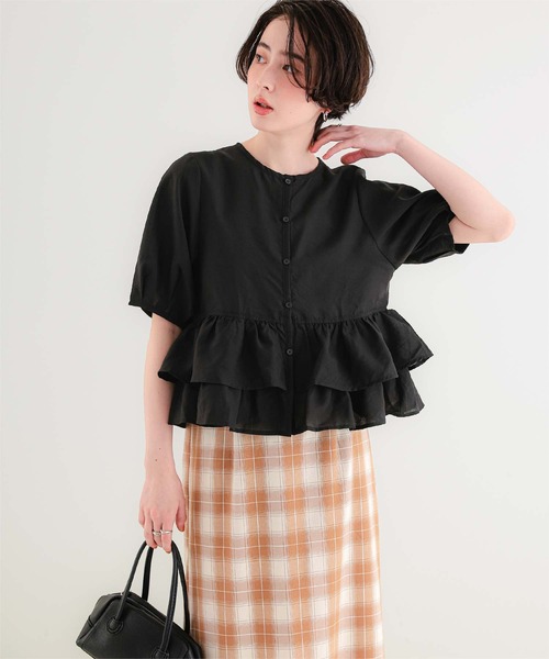 titivate（ティティベイト）の「ペプラムショートランタンスリーブブラウス（シャツ/ブラウス・レディース・ブラック/ライトブルー/ホワイト/ライトイエロー/グレイッシュベージュ/ライトピンク・L/M）」の3枚目の写真