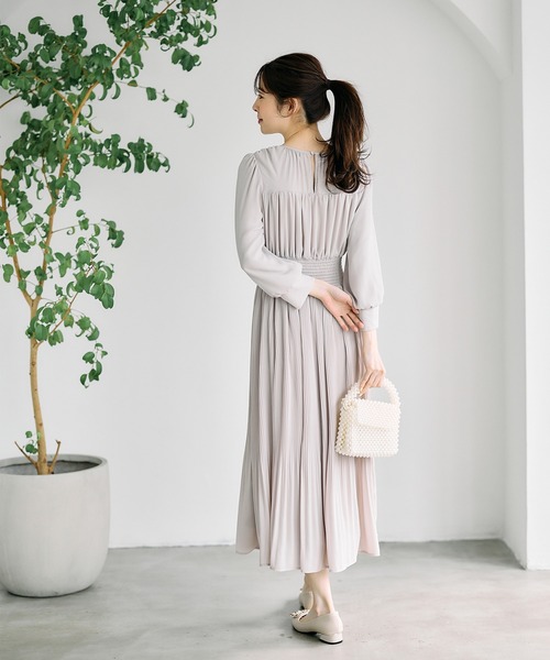 12Twelve Agenda（トゥエルブ　アジェンダ）の「Vネック消しプリーツウエストシャーリングロングワンピース（ワンピース・レディース・ネイビー/グレイッシュベージュ/アイボリー・M）」の7枚目の写真