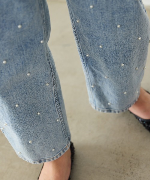 Audie a Muses(オーディアミューズ)の「【人気のため追加】パールスタッズカーブデニム(デニムパンツ・レディース・ネイビー・40/42/38/36)」の2枚目の写真