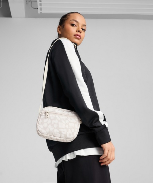 スニーカー 白シャツに プラダ クロスボディバッグ ロゴ ジップ STELLA McCARTNEY（ステラマッカートニー）の「Stella Logo