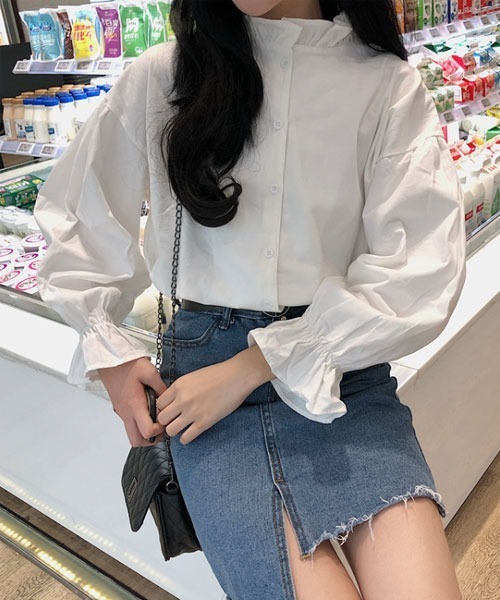 urge：（アージコロン ）の「【URGE：】ノーカラー フリルネック ボリューム袖 長袖 白ブラウス（シャツ/ブラウス・レディース・ホワイト・MEDIUM/SMALL/LARGE）」の4枚目の写真