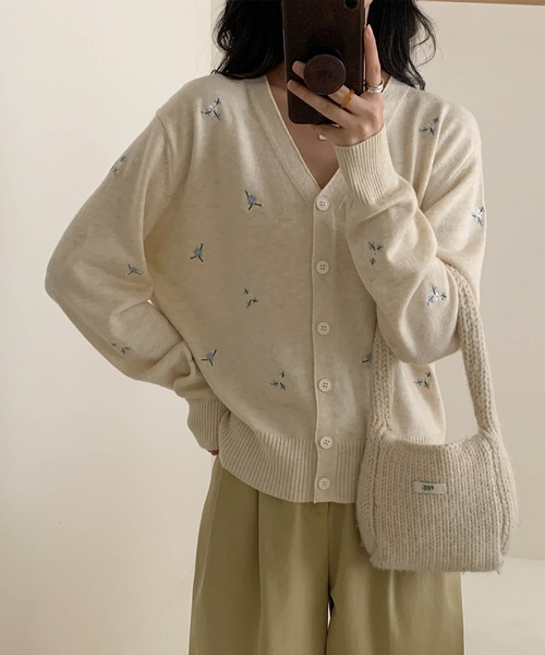 aimoha（アイモハ）の「【aimoha】小さな刺繍入りVネックニットカーディガン（カーディガン/ボレロ・レディース・ライトベージュ/ライトグレー/ダークグレー/ネイビー・FREE）」の3枚目の写真