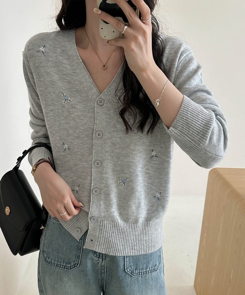 aimoha（アイモハ）の「【aimoha】小さな刺繍入りVネックニットカーディガン（カーディガン/ボレロ・レディース・ライトベージュ/ライトグレー/ダークグレー/ネイビー・FREE）」の2枚目の写真