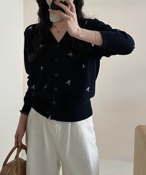 aimoha（アイモハ）の「【aimoha】小さな刺繍入りVネックニットカーディガン（カーディガン/ボレロ・レディース・ライトベージュ/ライトグレー/ダークグレー/ネイビー・FREE）」の16枚目の写真