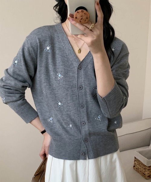 aimoha（アイモハ）の「【aimoha】小さな刺繍入りVネックニットカーディガン（カーディガン/ボレロ・レディース・ライトベージュ/ライトグレー/ダークグレー/ネイビー・FREE）」の14枚目の写真
