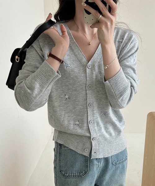 aimoha（アイモハ）の「【aimoha】小さな刺繍入りVネックニットカーディガン（カーディガン/ボレロ・レディース・ライトベージュ/ライトグレー/ダークグレー/ネイビー・FREE）」の11枚目の写真