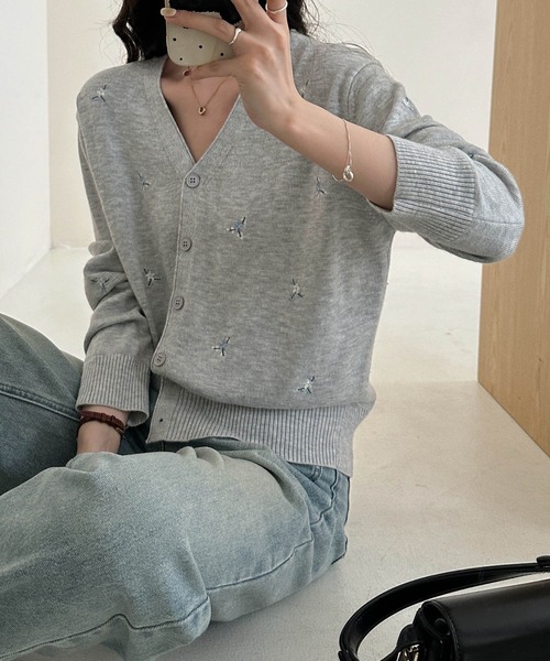 aimoha（アイモハ）の「【aimoha】小さな刺繍入りVネックニットカーディガン（カーディガン/ボレロ・レディース・ライトベージュ/ライトグレー/ダークグレー/ネイビー・FREE）」の10枚目の写真