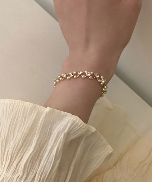 yu-ka(ユーカ)の「YU-KA:パール&ビジューラウンドブレスレット Pearl&bijou round bracelet(ブレスレット・レディース・ゴールド・FREE)」の1枚目の写真