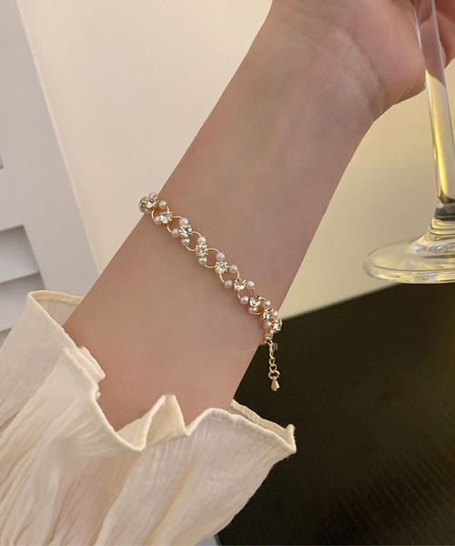 yu-ka(ユーカ)の「YU-KA:パール&ビジューラウンドブレスレット Pearl&bijou round bracelet(ブレスレット・レディース・ゴールド・FREE)」の2枚目の写真