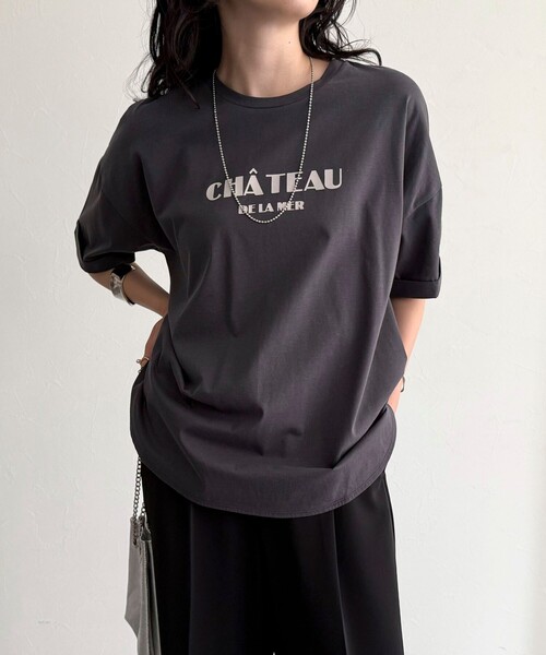 fredy emue（フレディエミュ）の「シルケット袖口 ロール5分袖ロゴTシャツ（Tシャツ/カットソー・レディース・ベージュ/オフホワイト/チャコールグレー/ベビーピンク・38）」の2枚目の写真