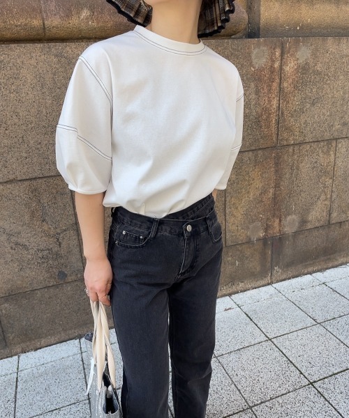 ISOOK(アイスー)の「バルーンスリーブステッチTシャツ (comochi select) / パフスリーブ カットソー ブラウス クルーネック ラウンドネック ミドル丈 半袖 5分袖 オフィスカジュアル ホワイト ブラック 白 黒(シャツ/ブラウス・レディース・ブラック/ホワイト・FREE)」の3枚目の写真