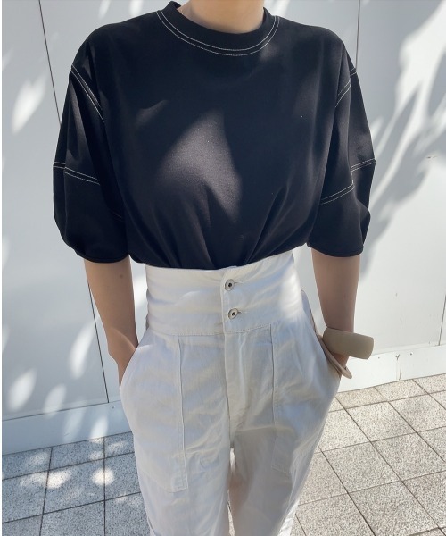 ISOOK(アイスー)の「バルーンスリーブステッチTシャツ (comochi select) / パフスリーブ カットソー ブラウス クルーネック ラウンドネック ミドル丈 半袖 5分袖 オフィスカジュアル ホワイト ブラック 白 黒(シャツ/ブラウス・レディース・ブラック/ホワイト・FREE)」の4枚目の写真