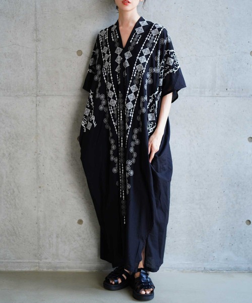 Sawa a la mode(サワアラモード)の「刺繍デザインインド綿カフタンワンピース(ワンピース・レディース・ネイビー/ブラック・FREE)」の2枚目の写真