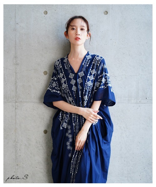 Sawa a la mode(サワアラモード)の「刺繍デザインインド綿カフタンワンピース(ワンピース・レディース・ネイビー/ブラック・FREE)」の4枚目の写真