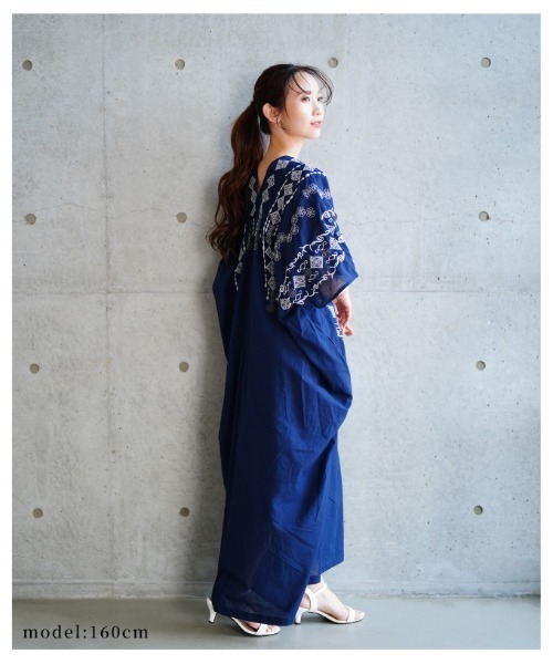 Sawa a la mode(サワアラモード)の「刺繍デザインインド綿カフタンワンピース(ワンピース・レディース・ネイビー/ブラック・FREE)」の5枚目の写真