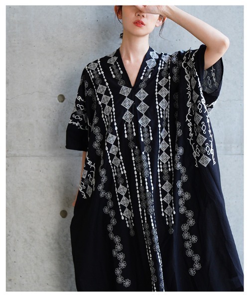 Sawa a la mode(サワアラモード)の「刺繍デザインインド綿カフタンワンピース(ワンピース・レディース・ネイビー/ブラック・FREE)」の15枚目の写真