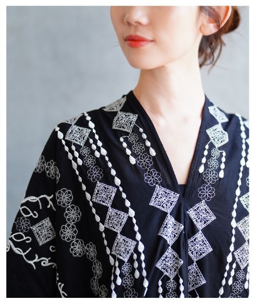 Sawa a la mode(サワアラモード)の「刺繍デザインインド綿カフタンワンピース(ワンピース・レディース・ネイビー/ブラック・FREE)」の16枚目の写真