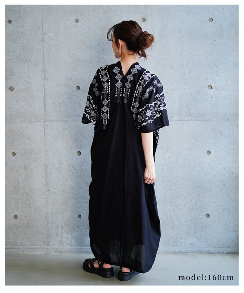 Sawa a la mode(サワアラモード)の「刺繍デザインインド綿カフタンワンピース(ワンピース・レディース・ネイビー/ブラック・FREE)」の17枚目の写真