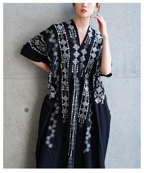 Sawa a la mode(サワアラモード)の「刺繍デザインインド綿カフタンワンピース(ワンピース・レディース・ネイビー/ブラック・FREE)」の20枚目の写真