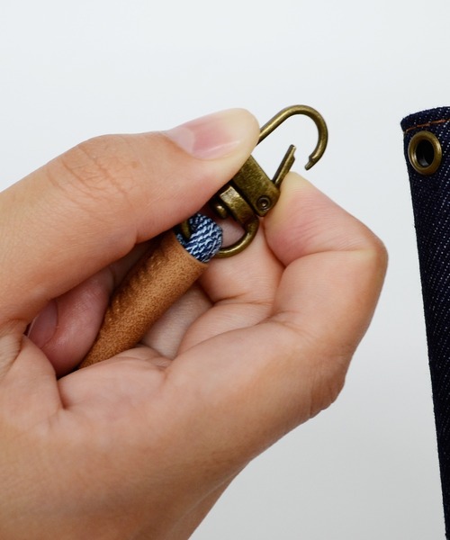 EDWIN（エドウィン）の「エドウィン [ショルダーストラップ/レザータグ] スマホストラップ 肩掛け 首かけ（スマホグッズ・メンズ・インディゴブルー/ブラック・ONE SIZE）」の11枚目の写真