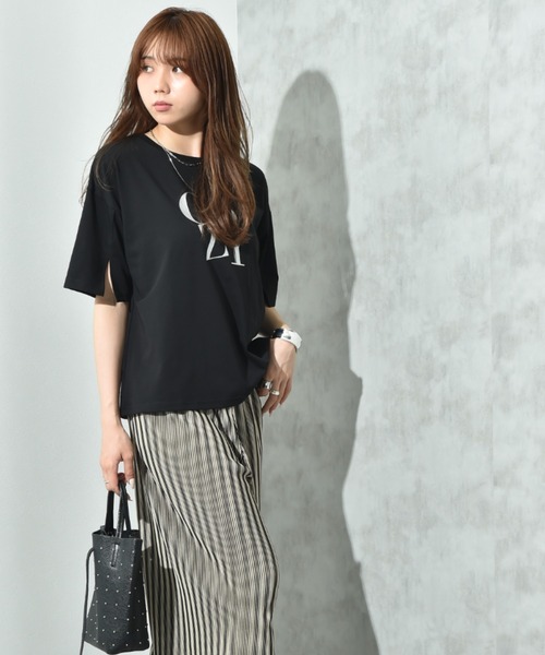 INTERPLANET（インタープラネット）の「【接触冷感】スリットスリーブロゴＴ（Tシャツ/カットソー・レディース・キャメル/ブラック/オフホワイト・FREE）」の8枚目の写真