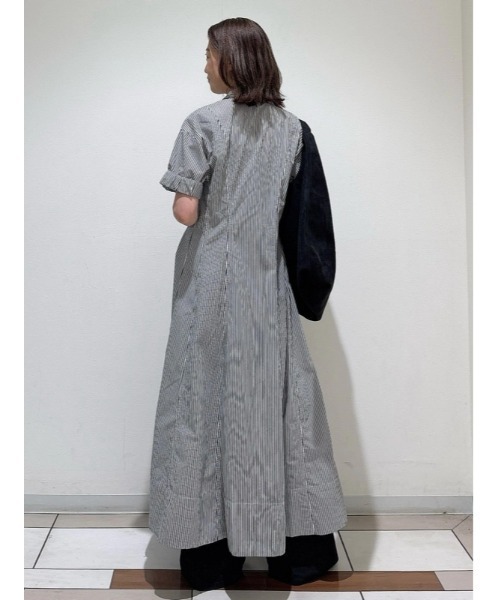 GAP(ギャップ)の「ポプリン 袖ロールアップ ミディシャツワンピース(ワンピース・レディース・ホワイト/ブラック×ホワイト/ブラック・XS/S/M/L/XXS)」の17枚目の写真